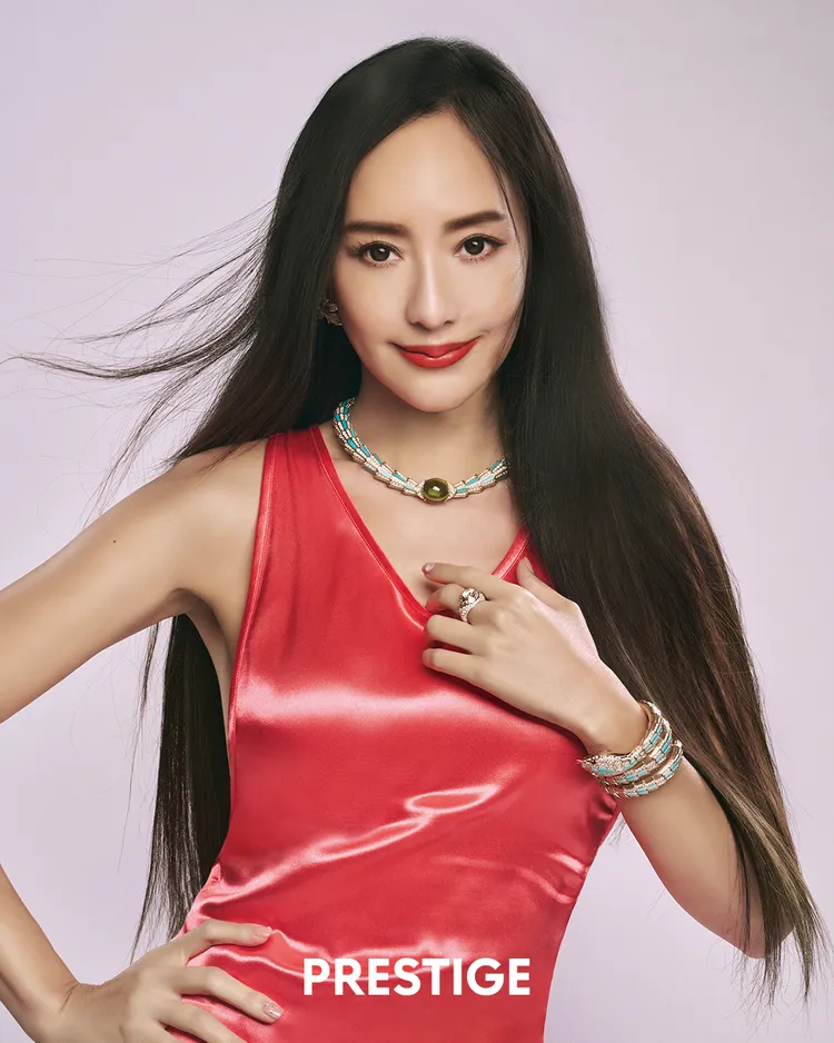 關穎身穿FENDI洋裝搭配寶格麗珠寶，能當主婦也能當貴婦。《PRESTIGE TAIWAN》提供
