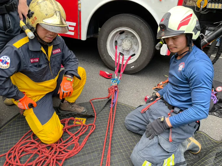 警消架設雙繩系統。新北市消防局提供