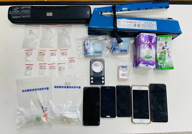 警方查扣毒品、茶葉袋等證物。警方提供
