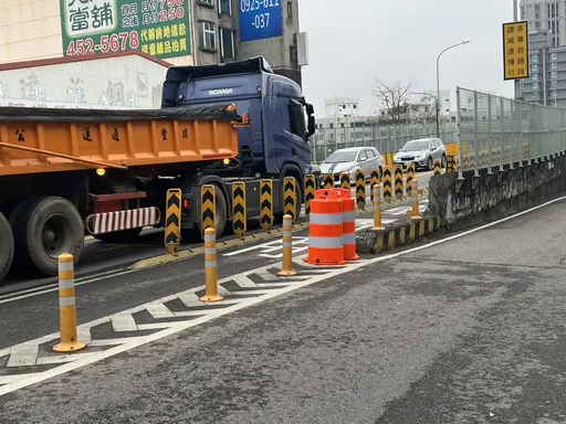 桃園道路安全防護再升級　新設8處「交通防撞筒」盼緩撞減傷亡