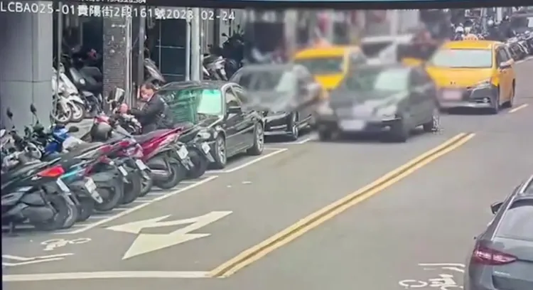 蔡男被強押上計程車。翻攝畫面