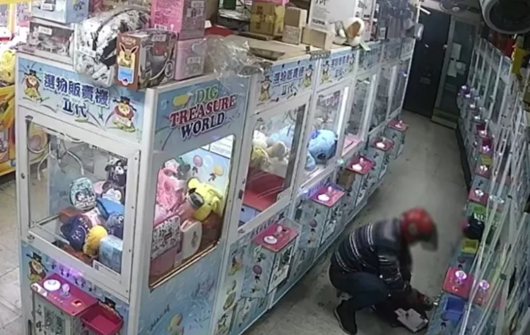 蔡男破壞娃娃機取出零錢。翻攝畫面