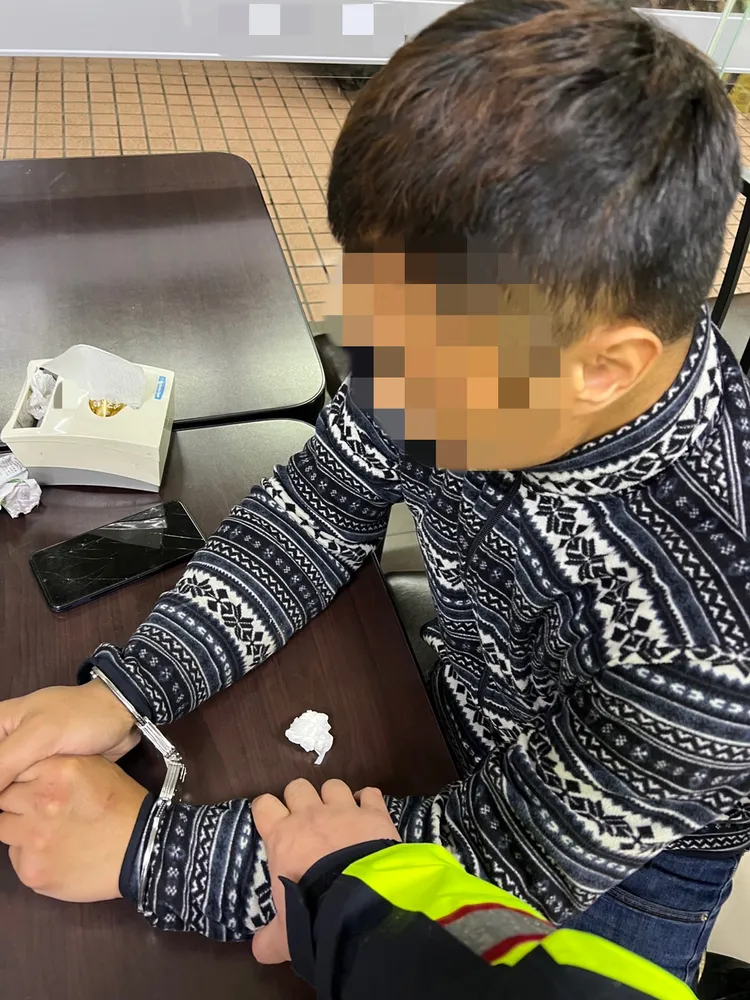 警方在超商內將他上銬。翻攝畫面