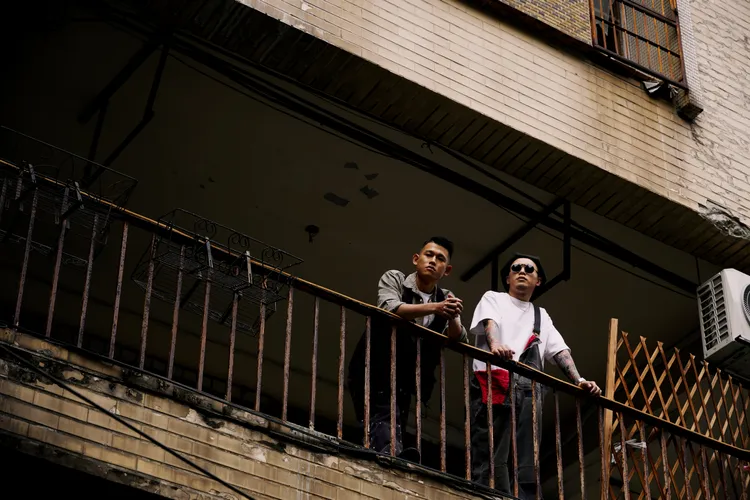 草屯囝仔從工地走到歌壇，再為電影《做工的人 電影版》譜寫片頭曲。宇宙信號提供