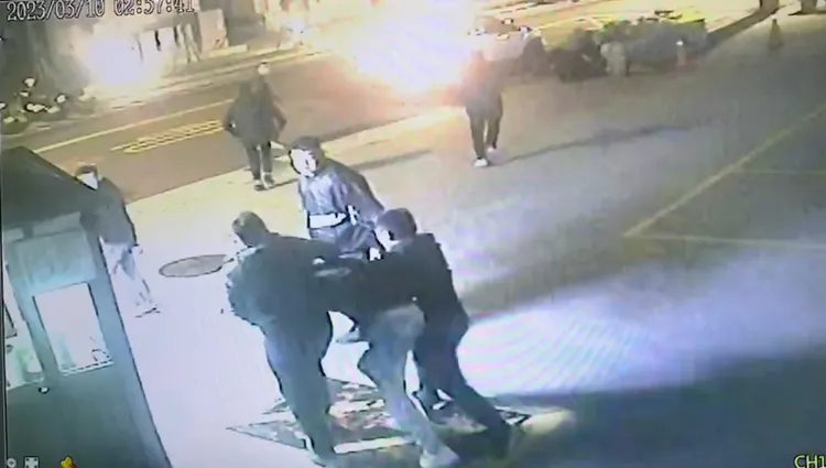 張男被眾人強押上車。翻攝畫面