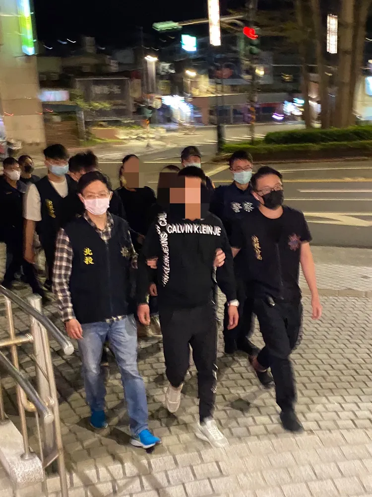 警方逮捕高男等9人到案。翻攝畫面