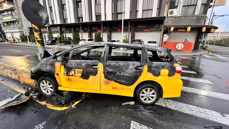 高雄鳳山清晨發生小黃司機自撞號誌桿起火意外。讀者提供