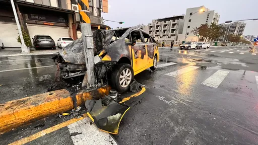 自撞分隔島號誌桿釀火燒車　肇事原因竟是這個！小黃司機慘了