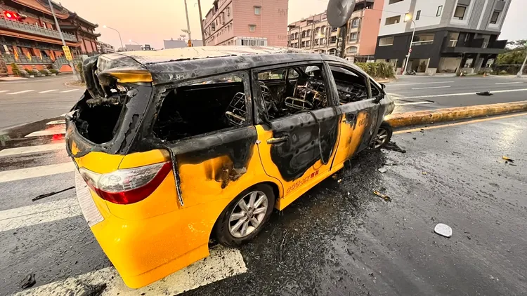 高雄鳳山清晨發生小黃司機自撞號誌桿起火意外。讀者提供