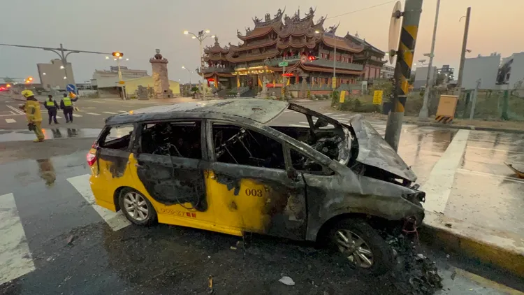 高雄鳳山清晨發生小黃司機自撞號誌桿起火意外。讀者提供