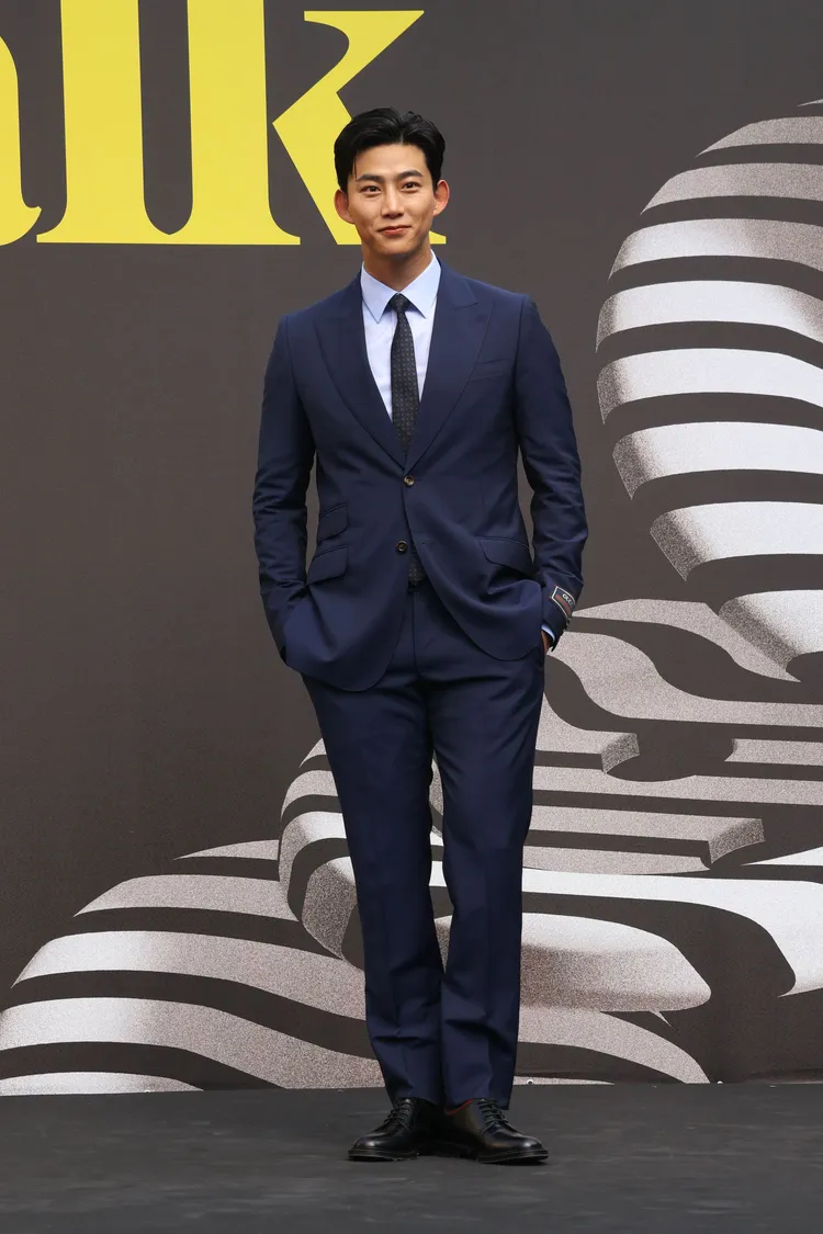 玉澤演穿上GUCCI筆挺深藍色西裝帥氣登場，讓粉絲興奮暴動。彭欣偉攝