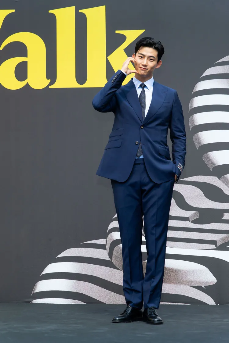 玉澤演迷人笑容與手指愛心、臉頰愛心齊發，讓粉絲大滿足。GQ提供