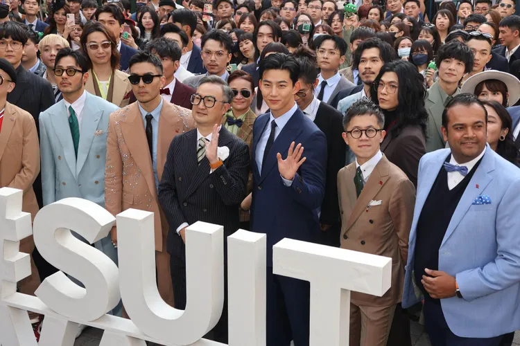 玉澤演以英挺帥氣西裝造型參與2023 GQ Suit Walk，領軍加入紳士遊行隊伍散步信義區。彭欣偉攝