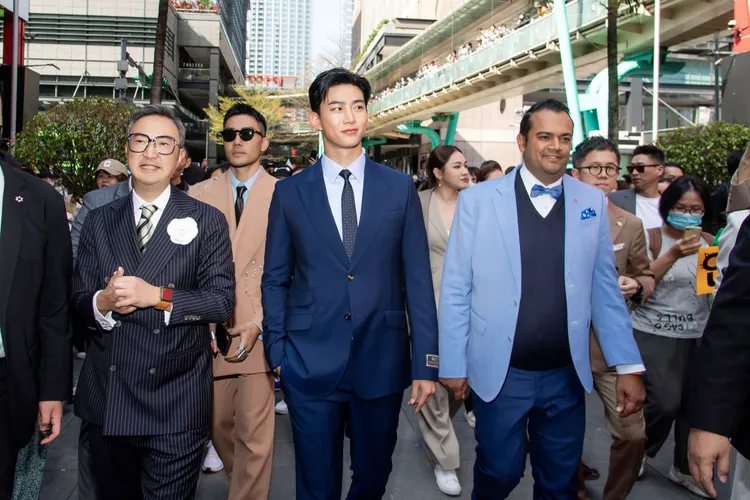 玉澤演（中）領軍千位台「仕」，2023 GQ Suit Walk紳裝上街。GQ提供