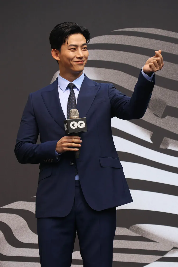 玉澤演對粉絲報以迷人笑容與手指愛心、臉頰愛心齊發，讓粉絲大滿足。彭欣偉攝