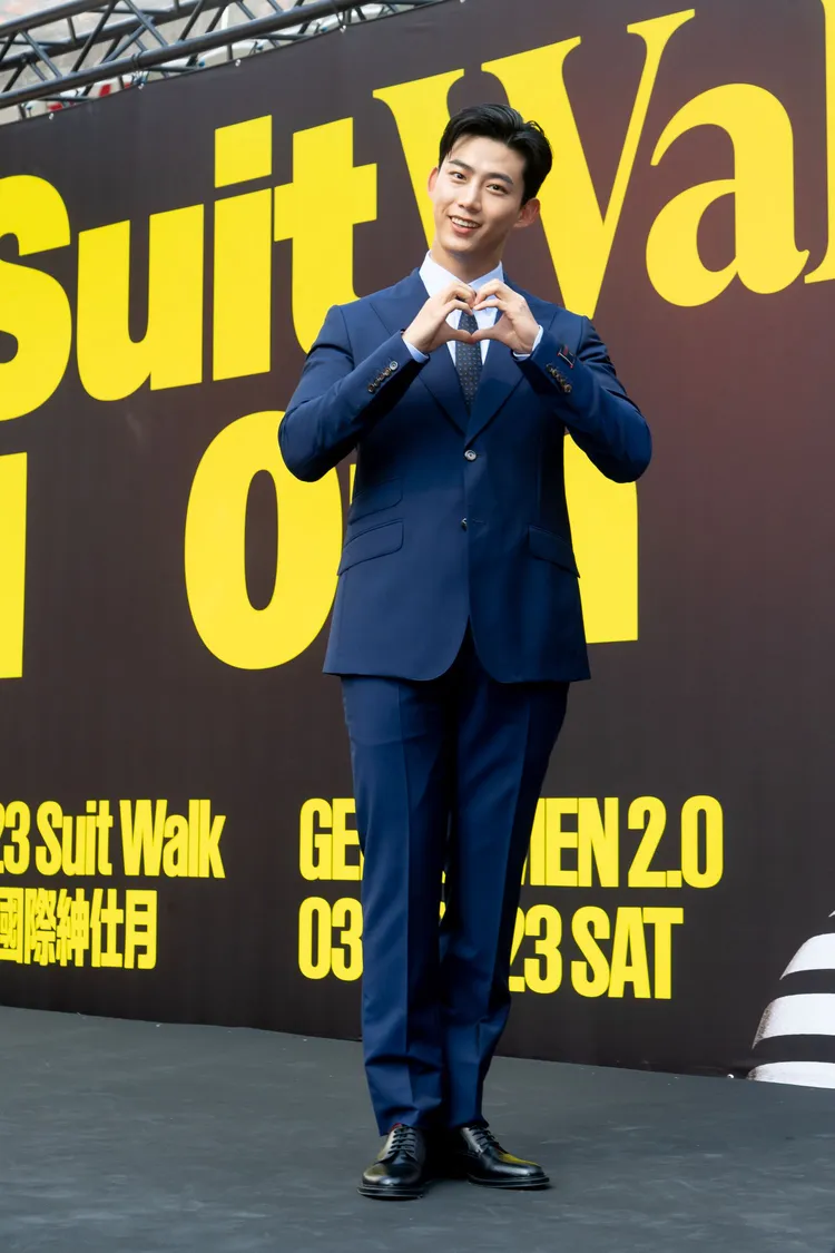 玉澤演迷人笑容與手指愛心、臉頰愛心齊發，讓粉絲大滿足。GQ提供