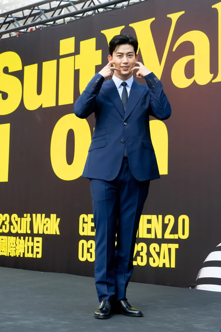 玉澤演迷人笑容與手指愛心、臉頰愛心齊發，讓粉絲大滿足。GQ提供