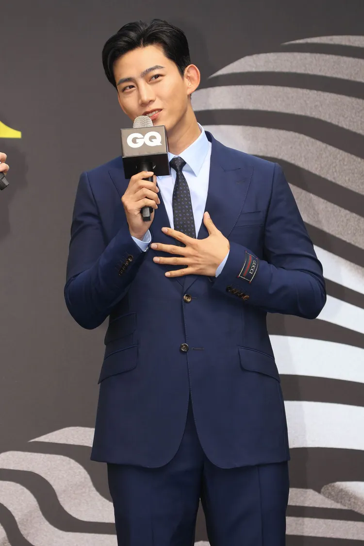 玉澤演覺得「穿上西裝就像上陣的軍人穿盔甲，一切準備就緒的感覺」。彭欣偉攝