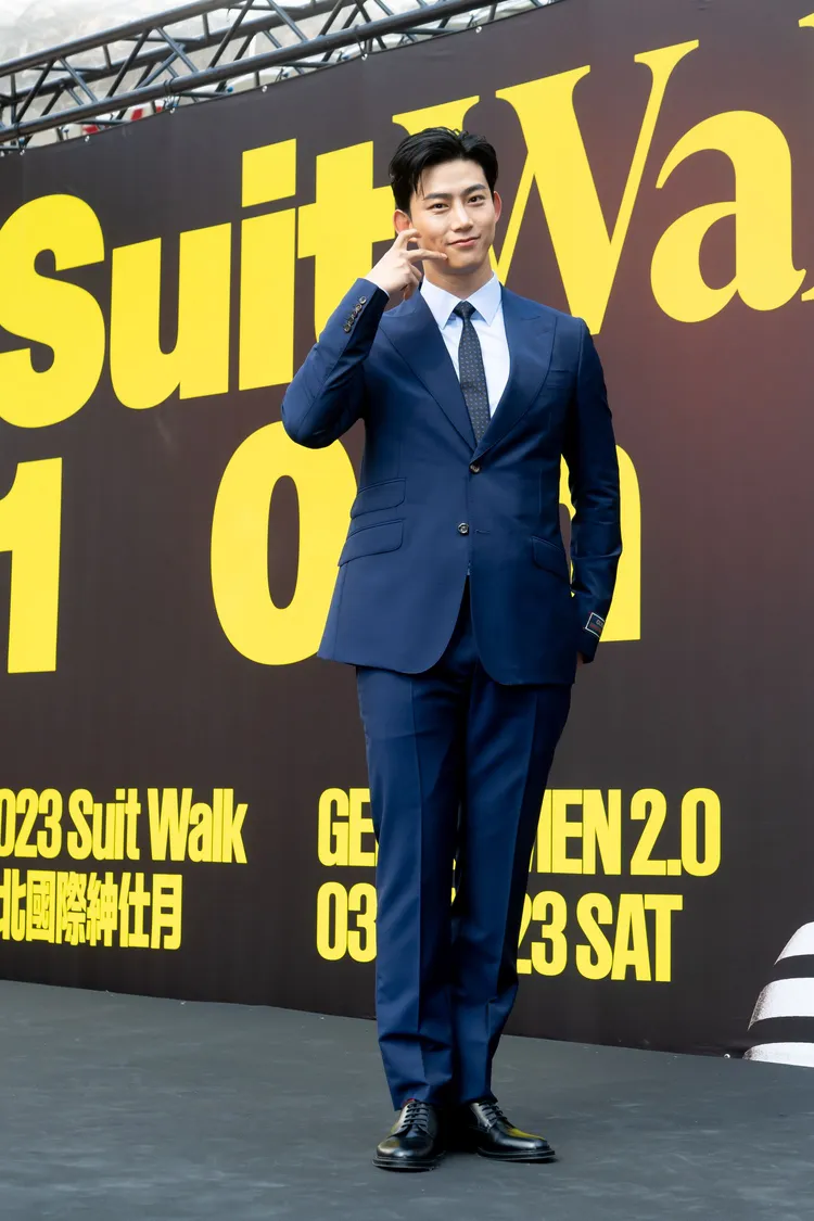 玉澤演迷人笑容與手指愛心、臉頰愛心齊發，讓粉絲大滿足。GQ提供