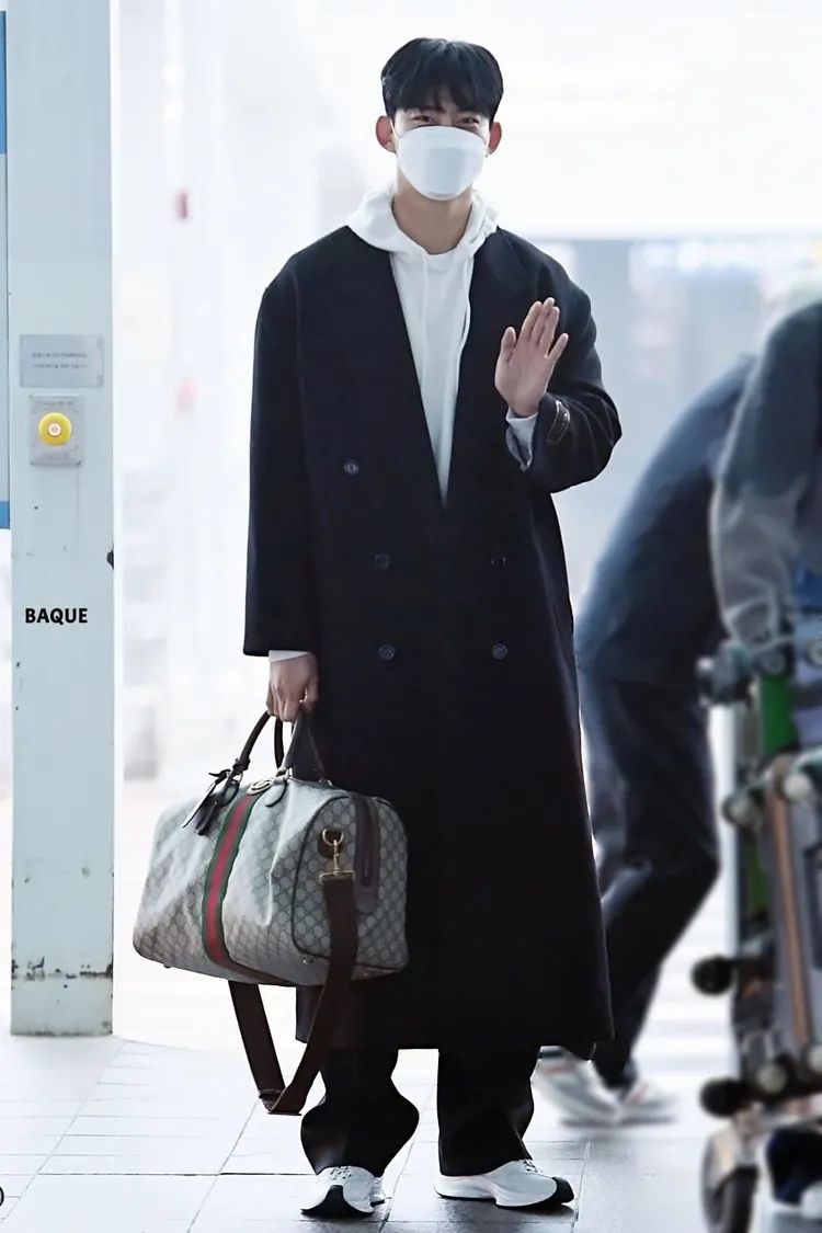 玉澤演昨天上午從首爾搭機飛台灣，穿著GUCCI黑色大衣搭配白色連帽T恤、黑寬褲與運動鞋，戴著口罩只露出眉眼地對粉絲揮手打招呼，展現親和魅力。翻攝愛玉-玉澤演台灣首站臉書