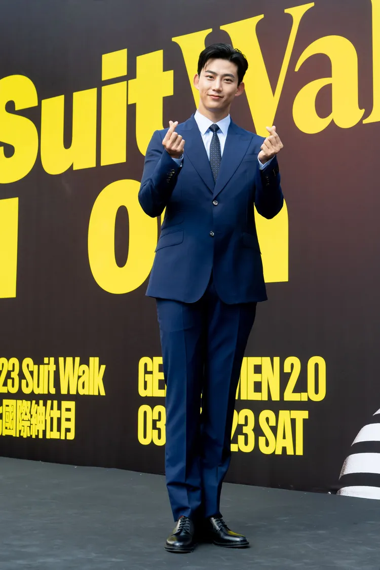 玉澤演迷人笑容與手指愛心、臉頰愛心齊發，讓粉絲大滿足。GQ提供