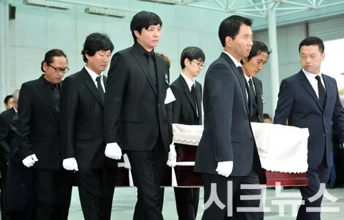 申海澈2020年病逝出殯，林昌秀（左二）扶靈送最後一程。翻攝CHICNEWS