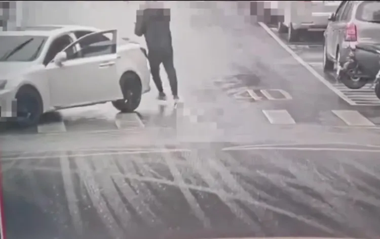 吳男下車後，持BB槍用槍托攻擊陳翁頭部。翻攝畫面