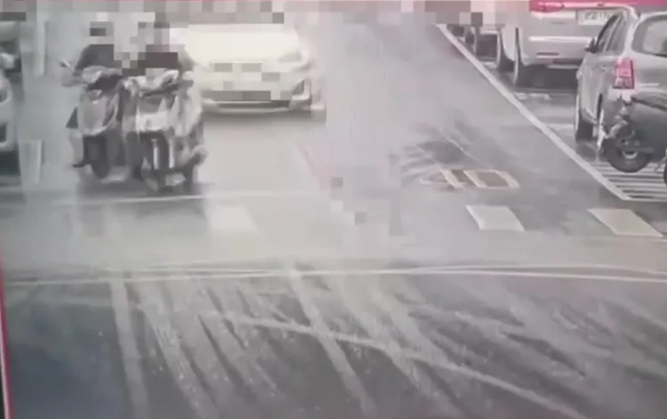 陳姓老翁不爽被按喇叭，黃回嗆對方，遭2人攔停路邊。翻攝畫面