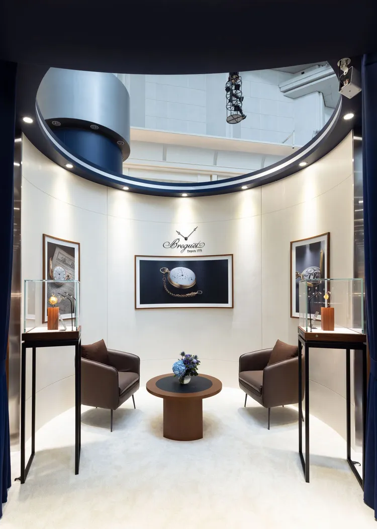 寶璣大師生前親手製作的金質陀飛輪天文台懷錶、小型徽章式Subscriptionrup懷錶等2只古董作品鎮店展出。品牌提供