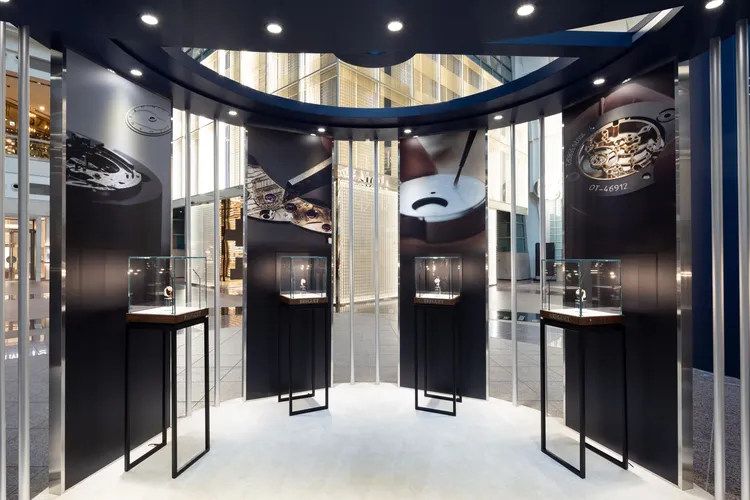 店上展列「四大天王」陀飛輪腕錶，包括5887萬年曆陀飛輪腕錶、大明火珐瑯面盤的5367超薄自動陀飛輪腕錶、超薄機芯和鏤空面盤的5395超薄自動鏤空圖飛輪腕錶、5395雙陀飛輪鑲鑽腕錶等。品牌提供