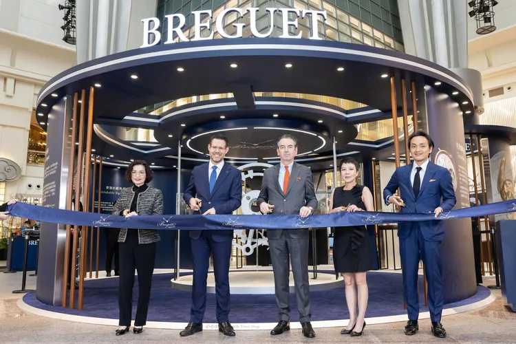台北101總經理Lillian Chu（左起） 、寶璣全球營運副總裁Dimitri Aubert、寶璣副總裁及博物館館長Emmamuel Breguet、Swatch Group台灣區總經理Christy Lai、寶璣品牌副總Elvin Kuo，為「The Art of Breguet寶璣與藝術」期間限定店開幕剪綵。品牌提供