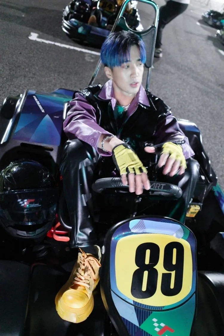 婁峻碩代言能量飲變成賽車手。葡萄王PowerBOMB提供