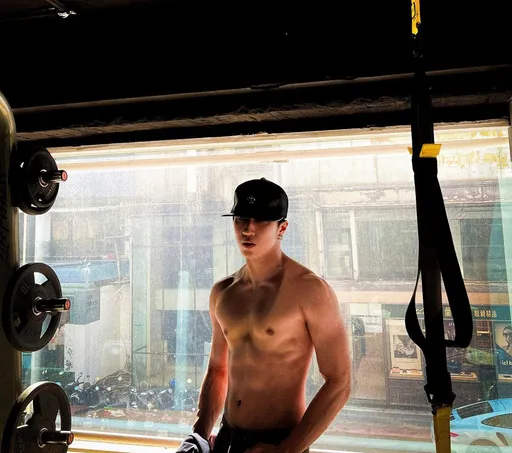 婁峻碩變超狂筋肉人體脂13% 健身成果脫給粉絲看