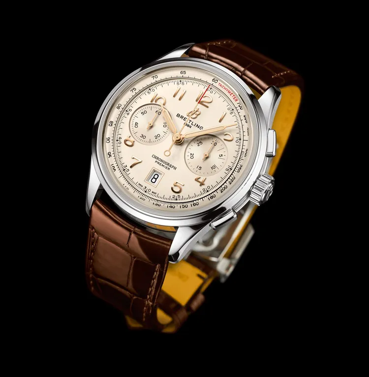 BREITLING Premier B01 Chronograph 42精鋼計時腕錶，奶油色面盤搭配棕色鱷魚皮錶帶款，設計風格復古優雅，26萬7000。品牌提供