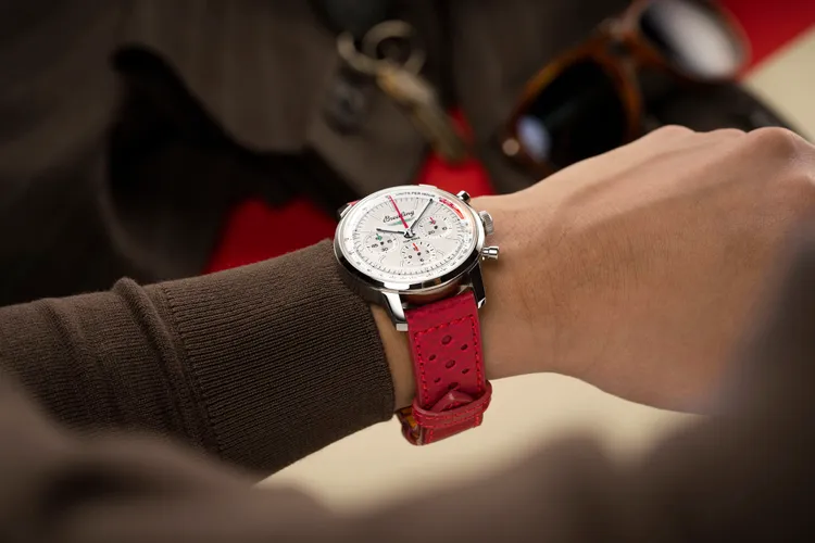 Top Time經典汽車系列聯名福特「雷鳥」汽車打造B01 Ford Thunderbird計時腕錶，搭配紅色小牛皮錶帶，23萬6000元。品牌提供