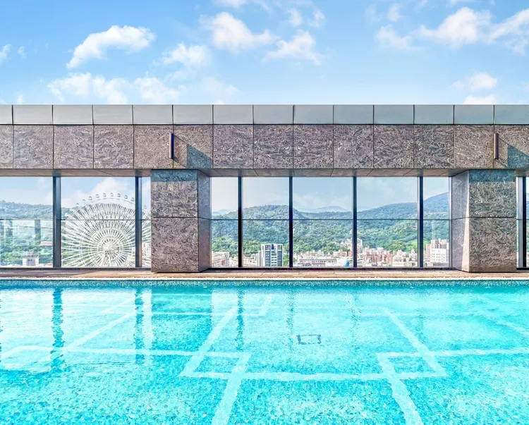 台北萬豪酒店高空泳池。業者提供