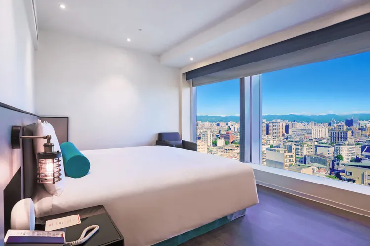 「微醺豪享受」住房專案，平日買1送1或同時兩間入住，專案價只要6000元起含早餐，再享升等至豪華客房與精選紅酒乙瓶兩大好禮。業者提供