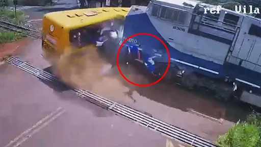 驚悚影片|校車衝給火車撞 女學生「接連拋飛窗外」當場慘死2人