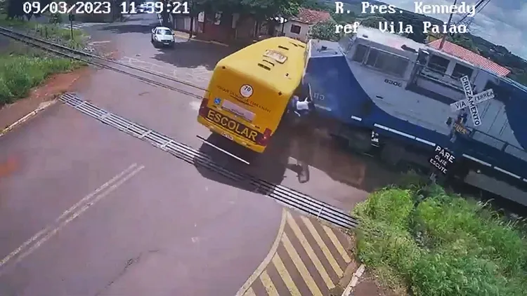 火車撞擊校車瞬間學生就被震出車窗外。翻攝自推特