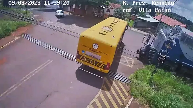 對面汽車駕駛察覺火車要經過而停車，校車司機卻稱沒有聽到警示仍然硬闖平交道。翻攝自推特