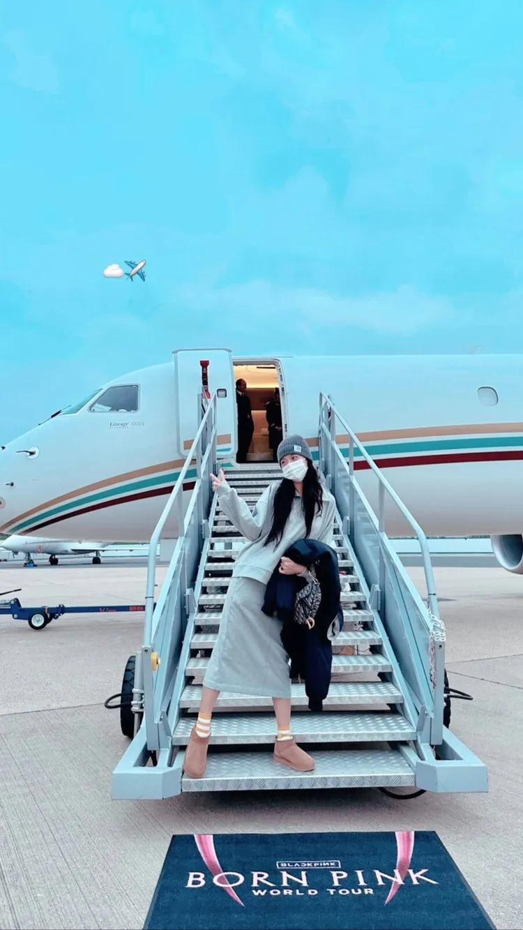 Jisoo登機前留下倩影，地上還鋪著寫有巡演名稱「BORN PINK」的地毯。翻攝Jisoo IG