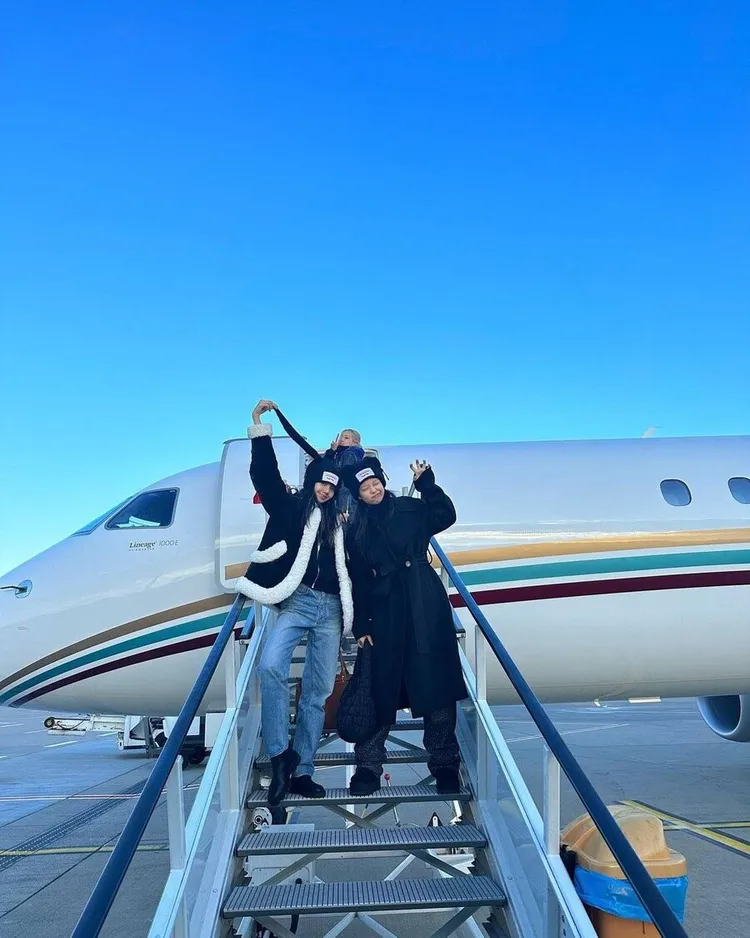 Lisa（左起）、Rosé、Jennie在專機登機口開心合照。翻攝Jennie IG