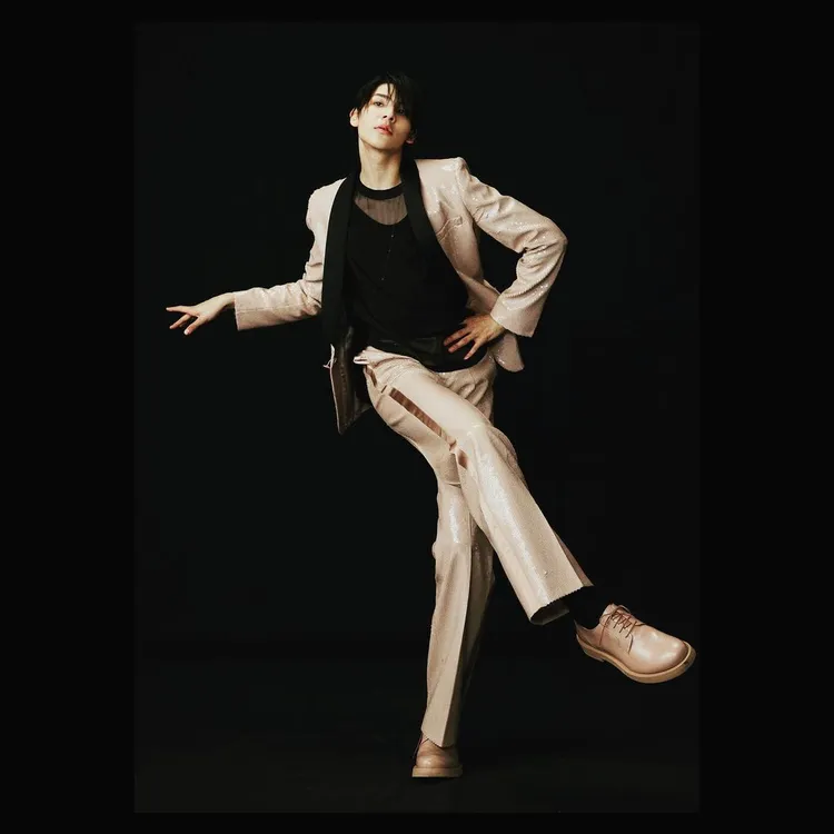 曾走過巴黎時裝周大秀的Snow Man成員Raul，表現力極強的照片，也獲得VALENTINO官方帳號現身留言獻出愛心。翻攝official_sn_j IG