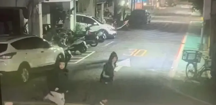 眾人行兇後逃離現場。翻攝畫面