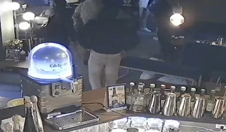 眾人持刀械、棍棒痛毆陳男。翻攝畫面