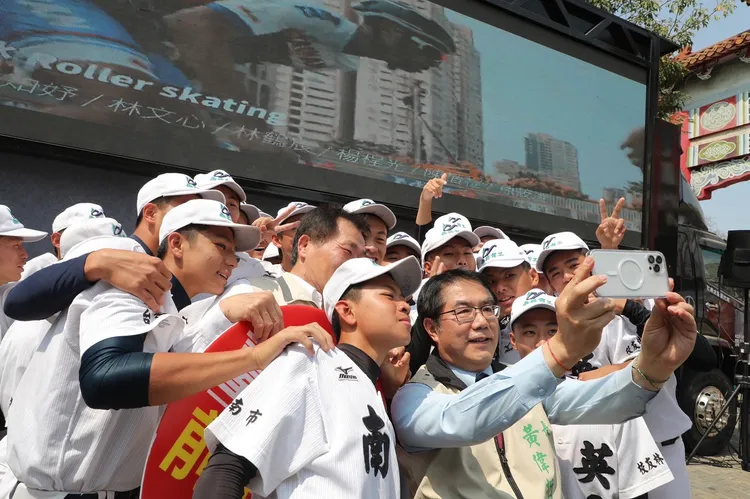 黃偉哲與南英棒球隊自拍同框，勉勵一棒接一棒。市府提供