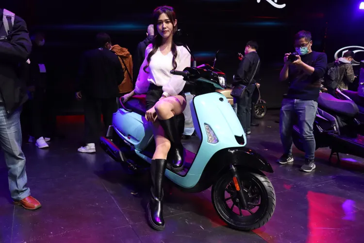 Like Colombo S在復古的車身線條中，融入皮革紋路與金屬質感搭配鮮活色彩。林浩昇攝