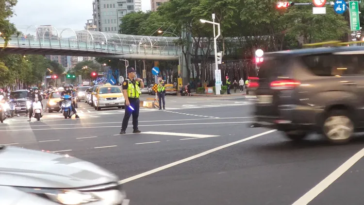 板橋警方在板橋車站進行交管。板橋警分局提供