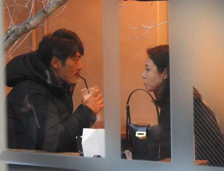 兩人輪流喝一杯飲料。翻攝《女性SEVEN》