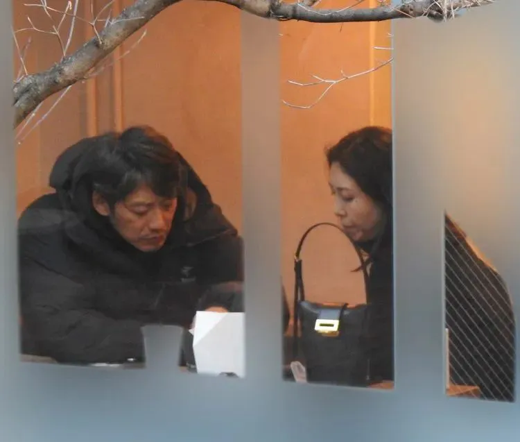 反町隆史（左）和松嶋菜菜子造訪比利時薯條店。翻攝《女性SEVEN》